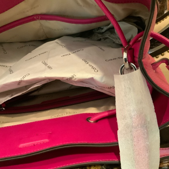 NWT Calvin Klein Fuschia Hobo Bag with 2 different types of shoulder straps - Picture 5 of 7